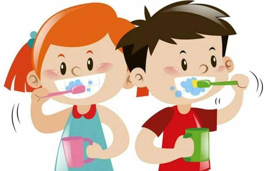 Мультяшная девочка чистит зубы