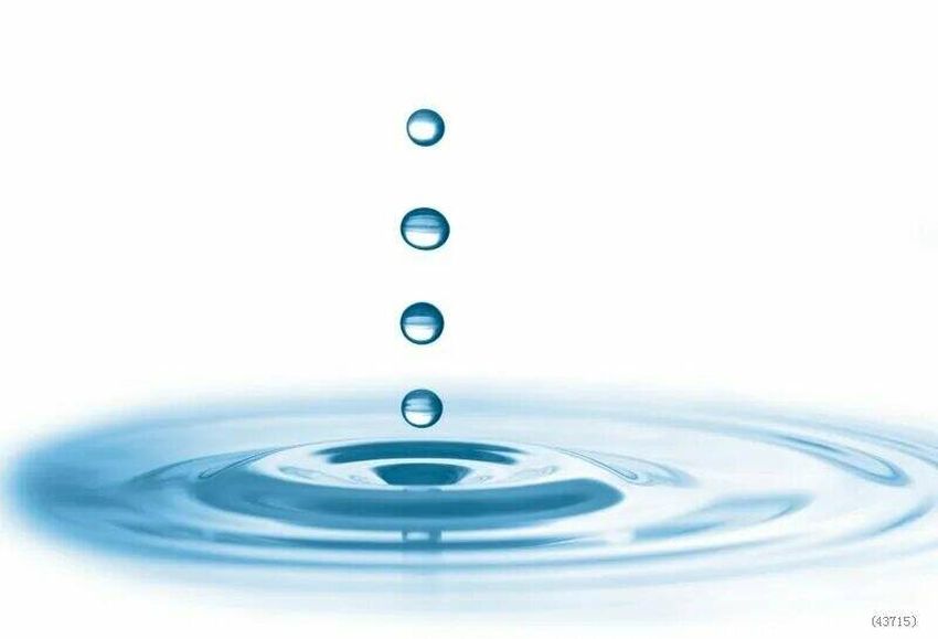 Капля воды на белом фоне